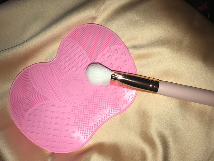 Makeup brush cleaner